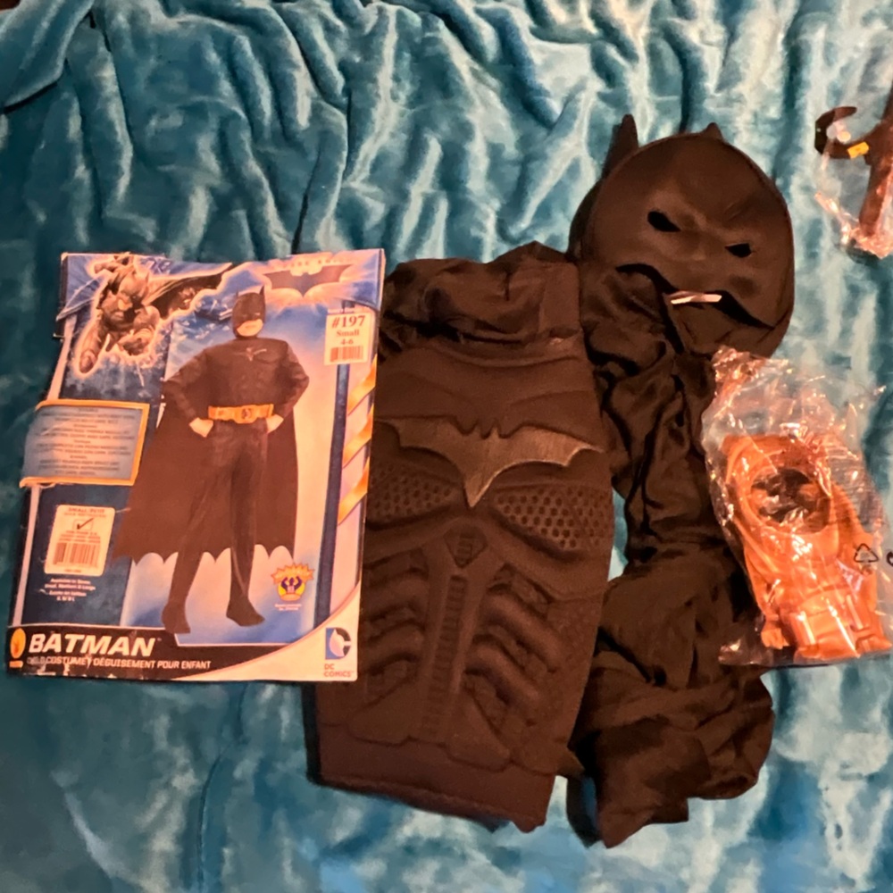Kids Batman Costume - Black new sz small 4-6 official Batman series licensed